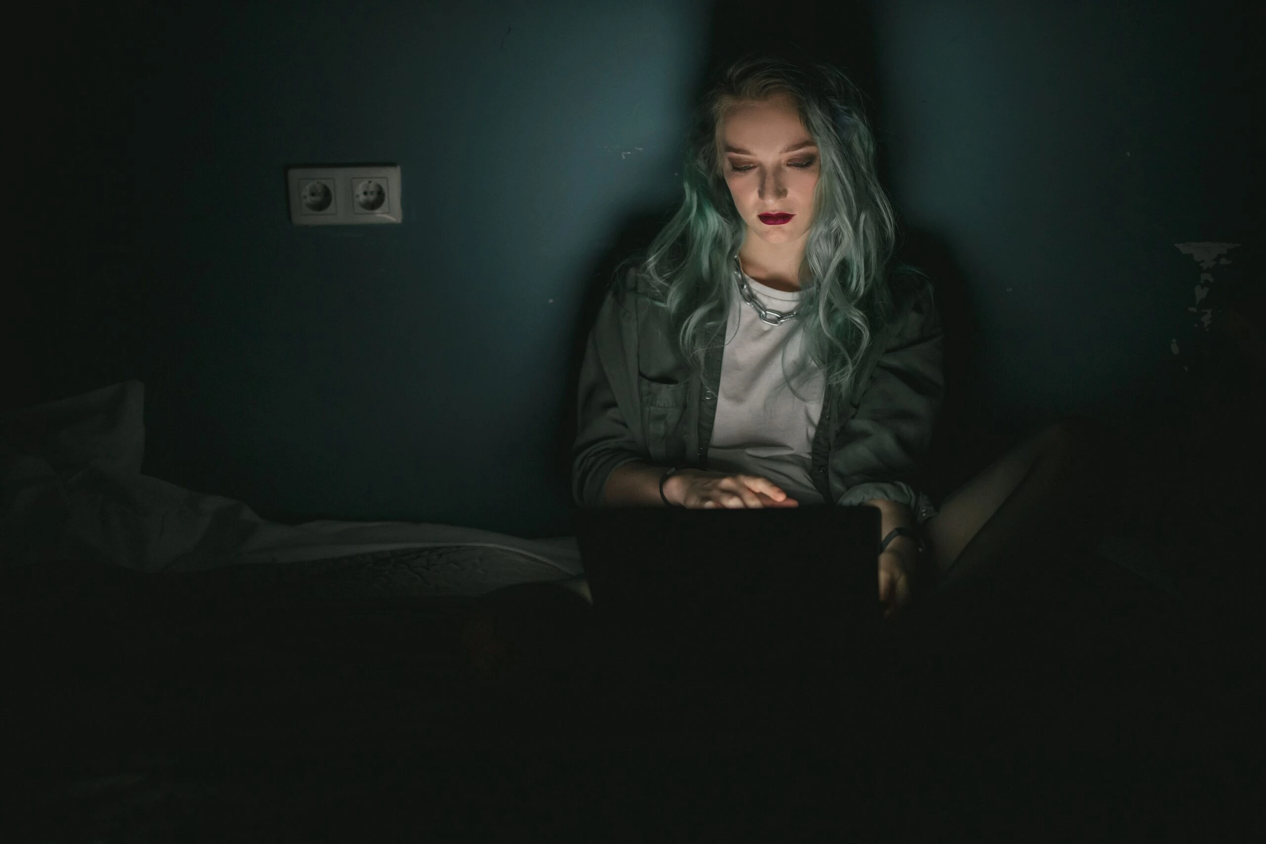cinsel içerikli sitelere girmenin cezası, porno izlemek suç mu, cinsel içerikli siteye girmenin cezası, yasaklı sitelere giriş